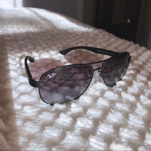 Black Ray-ban Aviators!